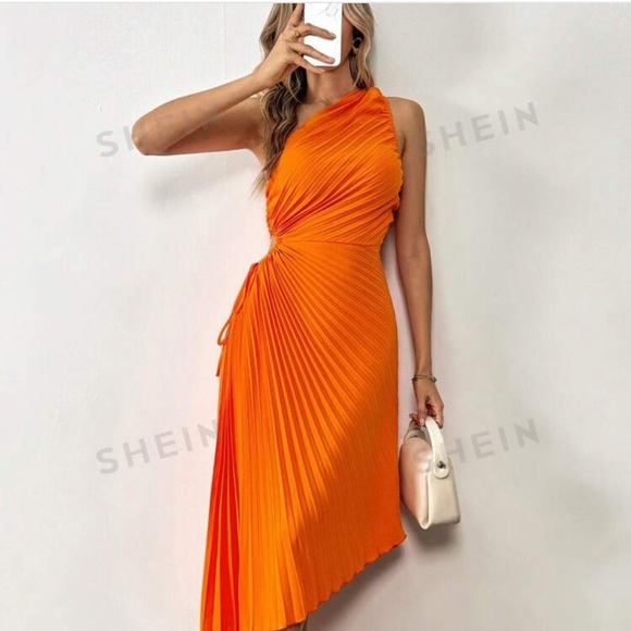 Gorgeous and super sexy pleated dress NWT - Picture 3 of 6